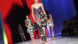 Експлозия от флорални мотиви, каре и дантела в колекцията на Cavalli (галерия)