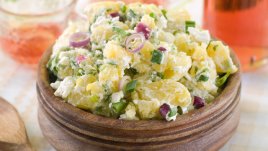 Топла картофена салата с пармезан и горчица 