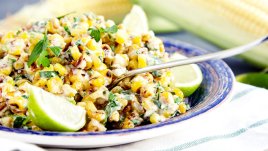 Салата с царевица и рулца от раци 