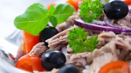 Салата с риба тон, домати и маслини