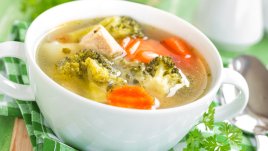 Супа с пилешко, броколи и лук