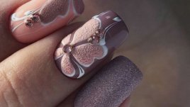 Летен маникюр с красиви цветя