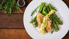 Пилешки гърди с аспержи на тиган