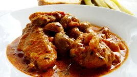 Задушени пилешки гърди с гъби и подправки