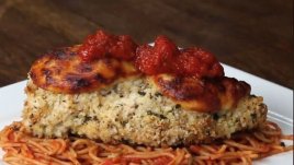 Пилешки гърди с пармезанова коричка и моцарела