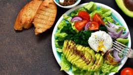 Салата с маруля, спанак и авокадо