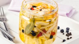 Мариновано сирене с люта чушка и чесън 