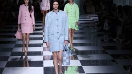 Розово, жълто и синьо от Versace за пролет-лято 2024