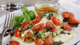 Запечени пилешки гърди с песто и моцарела