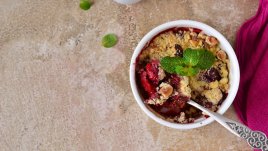 Крамбъл с череши и бадеми