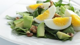 Пролетна салата с яйца и авокадо 