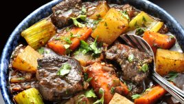 Ароматна телешка яхния с картофи и моркови 