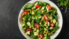 Салата с чери домати, нахут и спанак