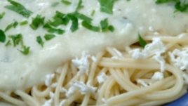 Спагети със сос от сирене