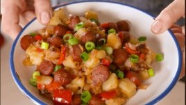 Топла картофена салата с наденички