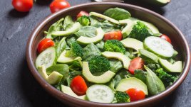Веган салата с авокадо, броколи, шамфъстък 