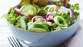 Микс зелена салата с ядки и дресинг