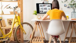 Как да се справите с конфликт с колега, докато работите от вкъщи