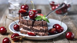 Бисквитена торта с крем пудинг и шоколад