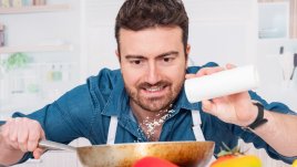 Какво се случва, ако спрете консумацията на добавена сол?