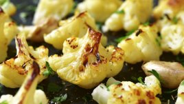 Салата с карфиол и краставици с къри-йогурт дресинг