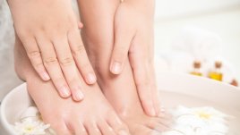 Маски за изящна кожа на краката през лятото