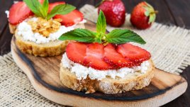 Брускети с ягоди и крема сирене