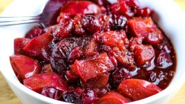 Чътни с дюли и червени боровинки 