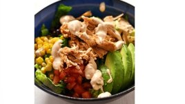 Салата с пилешко, царевица и дресинг