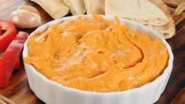 Хумус с червени печени чушки 