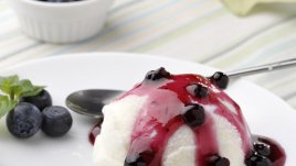 Изкусителен десерт с горещ плодов сос