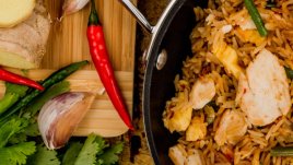 Пилешко на тиган с ориз със зеленчуци и яйца