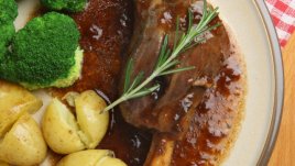 Печено агнешко с чесън и пресни картофи