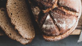 Пълнозърнест хрупкав соден хляб с розмарин