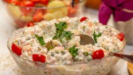 Салата с грах, чедър и яйца