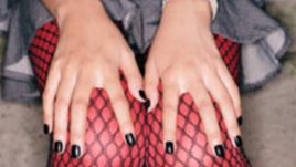 Модерният маникюр за есента на 2011 е в тъмни цветове