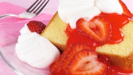 Пандишпанен кекс със сметана и ягоди 