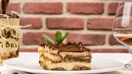 Тирамису с течен шоколад и крема сирене