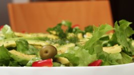 Зелена салата с авокадо