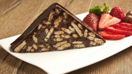 Бисквитена торта с много шоколад