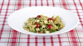 Салата с паста, песто и пармезан