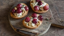 Брускети със сирене и грозде