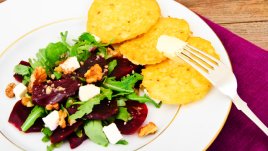 Салата с червено цвекло, ядки и сирене