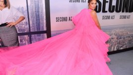 Дженифър Лопес блесна с фантастична рокля на премиерата на „Second Act“