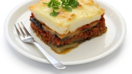 Гръцка мусака с кисело мляко