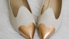 Обувки със златни сърца