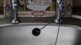 Как да отпушим мивката?