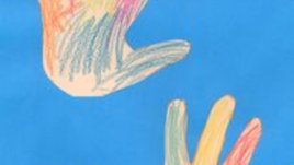 Символично опаковане на Парламента с рисунки на детски ръчички