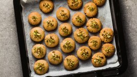 Сладки с шамфъстък и фурми 