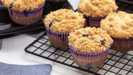 Боровинкови мъфини с бадемов щройсел